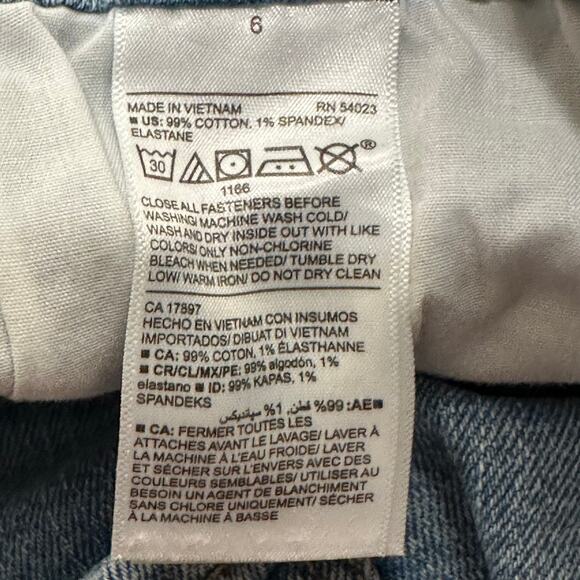 Old Navy Women’s Size 6 Boyfriend Denim Shorts Light Wash Distressed - Picture 4 of 10